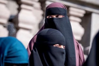 Bu ölkədə qadınlara niqab və hicab geymək qadağan olunaçaq