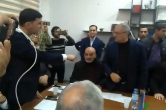 İsgəndər Həmidov Tural Abbaslını vurmaq istədi - <span style="color:red;">QALMAQAL 