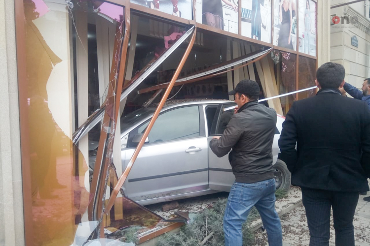 [b]İdarəetməni itirən avtomobil mağazaya girdi - FOTO[/b]