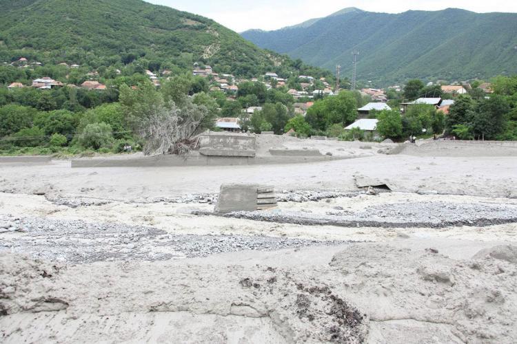 [b]Şamaxıda sel körpünü apardı[/b]