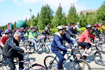 “Az avtomobil, çox həyat” devizi altında veloyürüş keçirilib