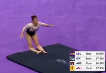 <b>Yarışda hər iki ayağı qırıldı - <span style="color:red;">Ürəyi zəif olanlar baxmasın  - VİDEO</b>