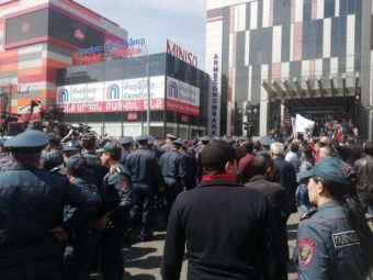 <b>İrəvan yenə qarışdı, etirazçılar yolu bağlayıb</b>