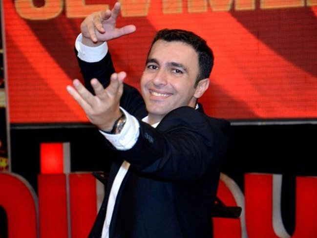 <b>Aparıcı Mikayıl müğənniliyə başladı - <span style="color:red;">"Partlayacaq"  - VİDEO</b>