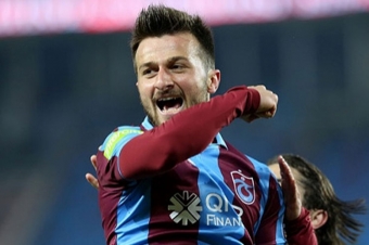 [b]Azərbaycan millisinin futbolçusu Türkiyə yığmasına çağırılır?[/b]