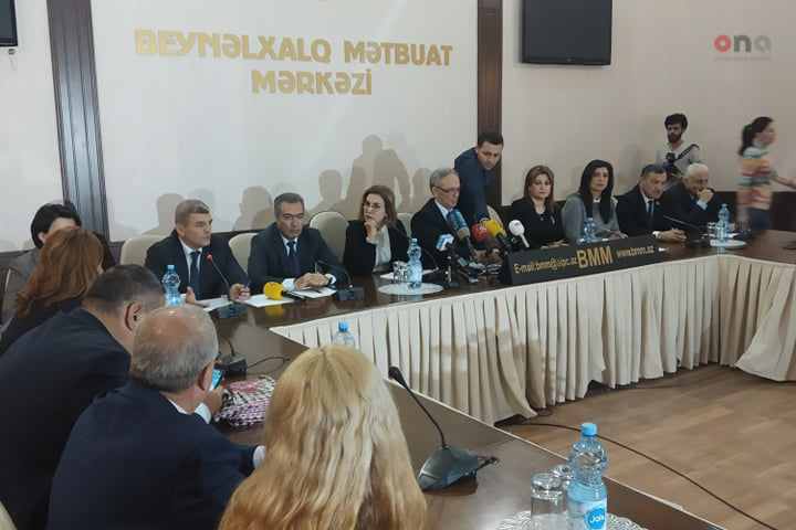 <b>Mətbuat Şurası konfrans keçirir -  <span style="color:red;">İntihar edən məktəbli qızla bağlı...  </b> - <span style="color:red;">CANLI YAYIM 