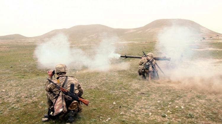 Təlim mərkəzində kursantlar atış çalışmalarını yerinə yetirir