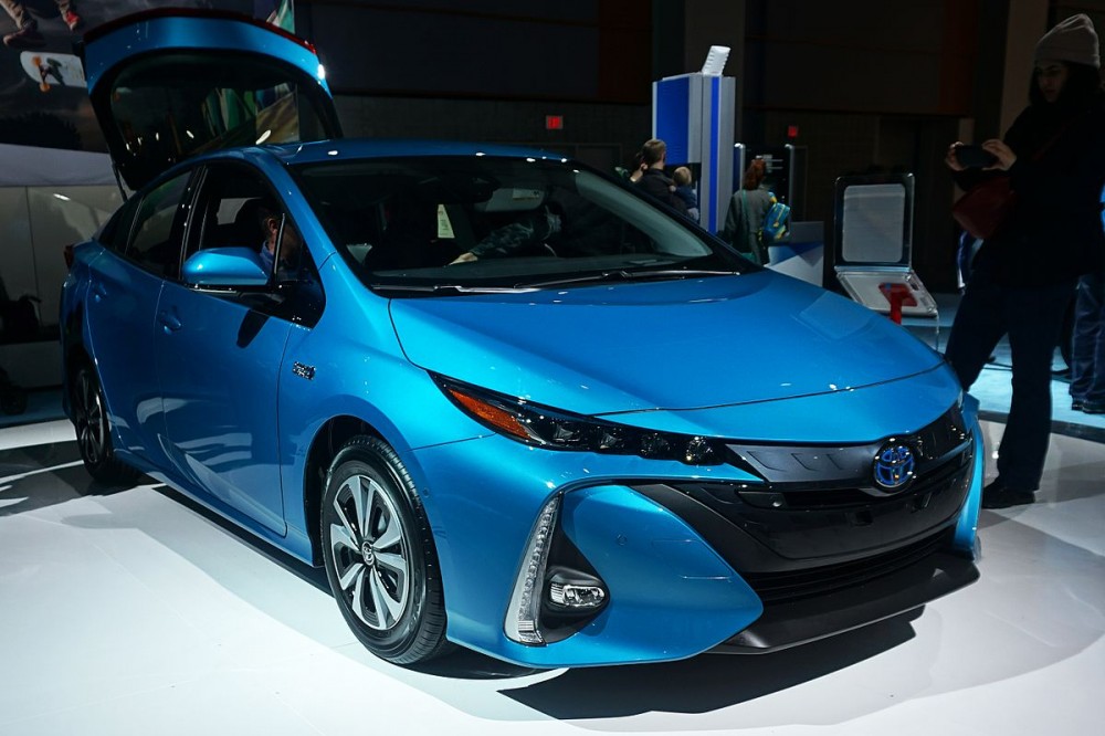 “Toyota” üç yanacaq növü ilə işləyən ilk hibrid avtomobilini satışa çıxardır