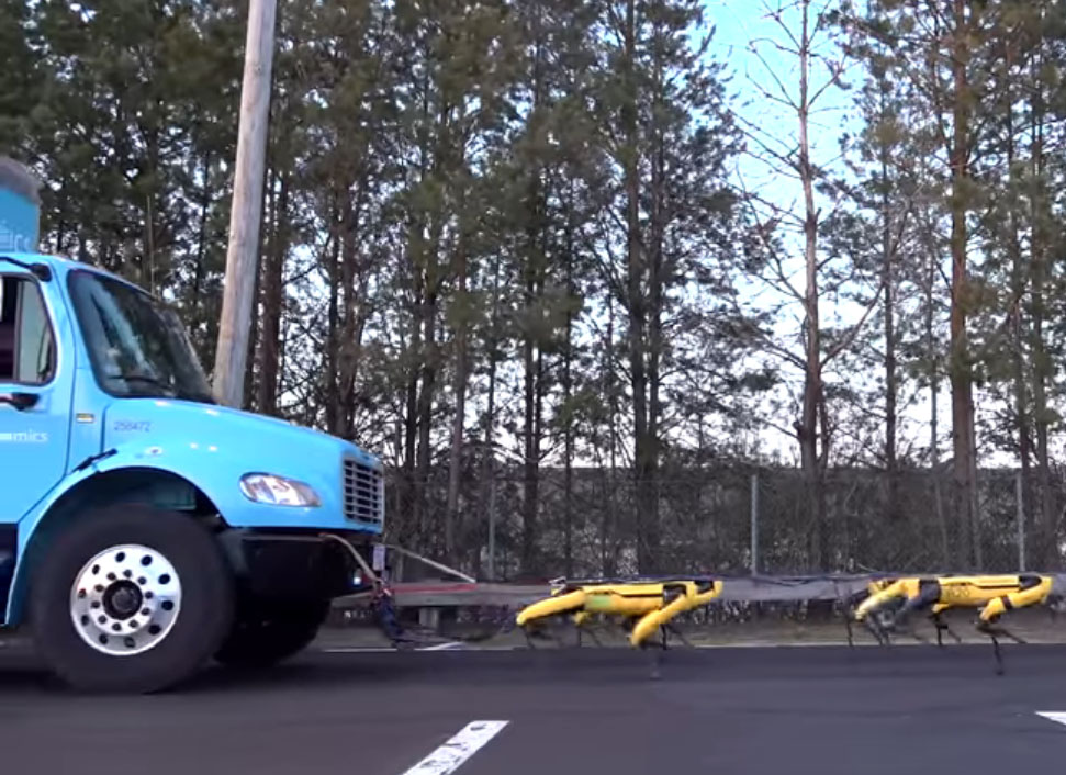 Bu da oldu: <span style="color:red;">Robotlar yük maşınını dartdı  - VİDEO