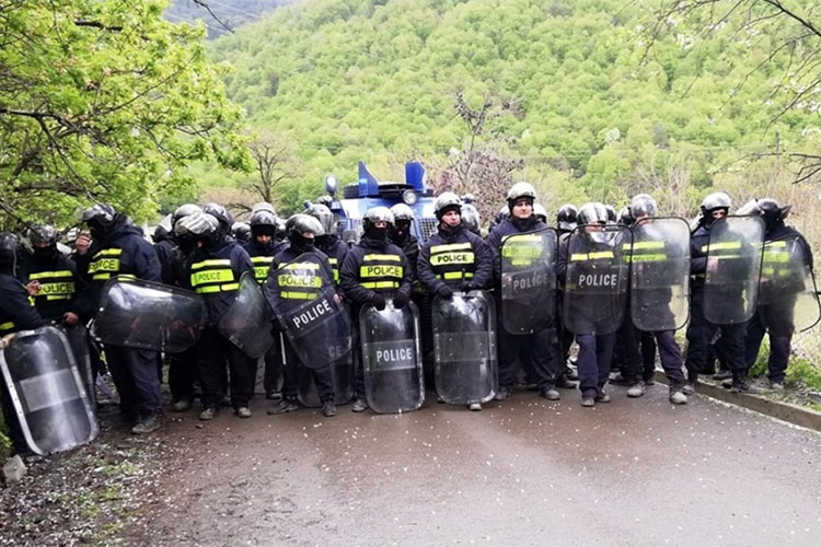 Gürcüstanda polislə yerli əhali arasında TOQQUŞMA
