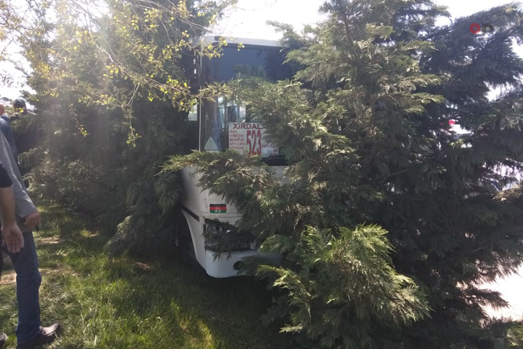 [b]Bakı-Sumqayıt yolunda QƏZA: ciddi xəsarət alanlar var - Hadisə yerindən FOTOLAR[/b]