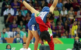 <b>Rusiyalı samboçu rəqibinə tribunada hücum edib burnunu sındırdı - <span style="color:red;">VİDEO </b>