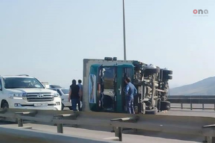 [b]Bakının çıxışında yük maşını aşdı, tıxac var - FOTO[/b]