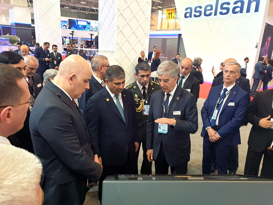 Zakir Həsənov “İDEF - 2019” sərgisində nümayiş etdirilən məhsullarla tanış olub
