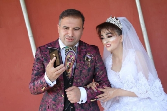 Hacı Nuran 21 dəfə əməliyyat etdirdiyi Ayselin toyunda