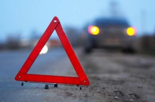 "Mitsubişhi" yol kənarındakı beton dirəyə çırpıldı
