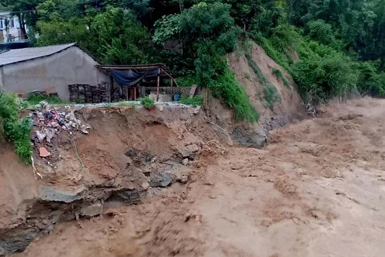 Vyetnamda daşqınlar 5 nəfərin ölümünə, 14 nəfərin itkin düşməsinə səbəb olub