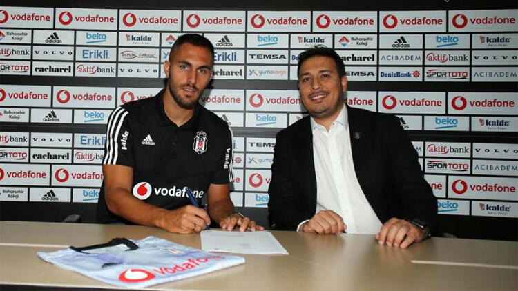 “Beşiktaş” İspaniya millisinin sabiq müdafiəçisini transfer edib