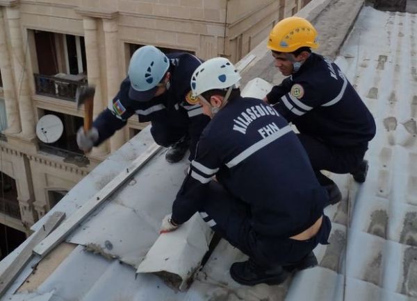 Güclü külək Bakıda fəsadlar törətdi