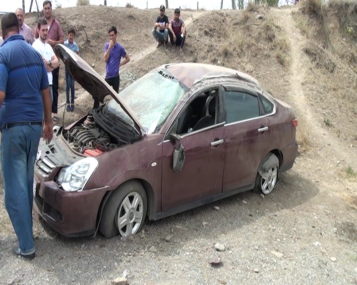 “Nissan” aşdı: yaralılar var - FOTO