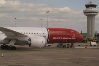 Norveç təyyarəsi Londonda qəza səbəbindən uçuşunu dayandırdı