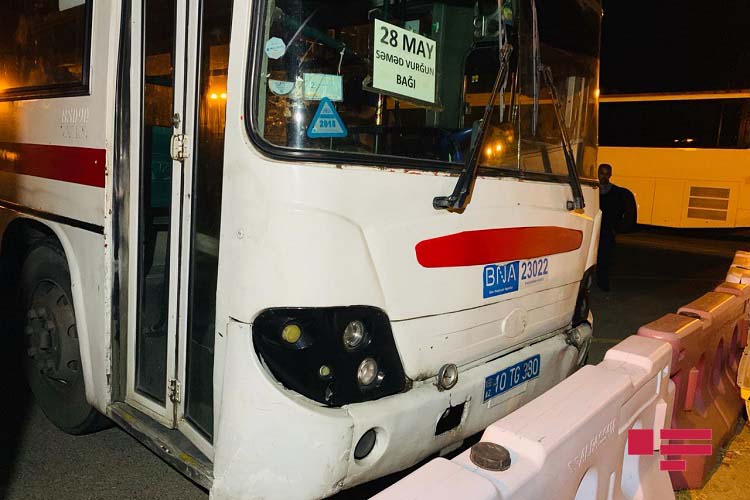 Bakıda motosiklet avtobusla toqquşub, xəsarət alan var - FOTO