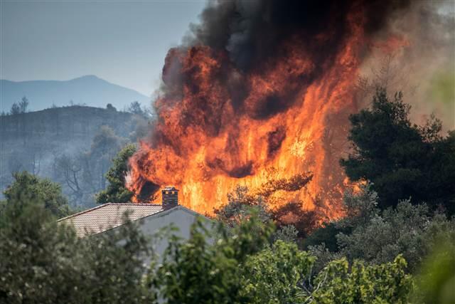  Yunanıstanda 3 gündür yanan adanı söndürmək olmur - İtaliyadan kömək gəlib