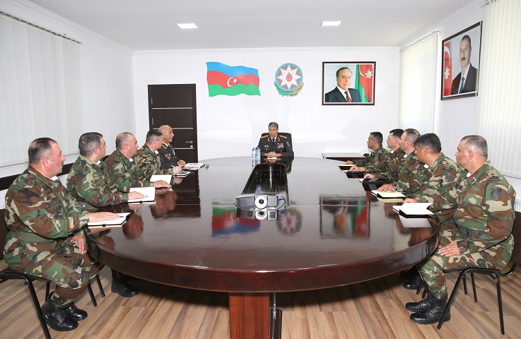 Vilayət Eyvazov Daxili Qoşunlarda əməliyyat müşavirəsi keçirib
