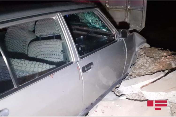 Şamaxıda "Tofaş" beton piltəyə çırpıldı: 4 nəfər xəsarət alıb - FOTO