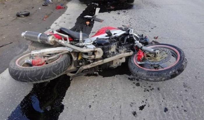 Sürücü idarəetməni itirərək motoskleti daş hasara çırpdı