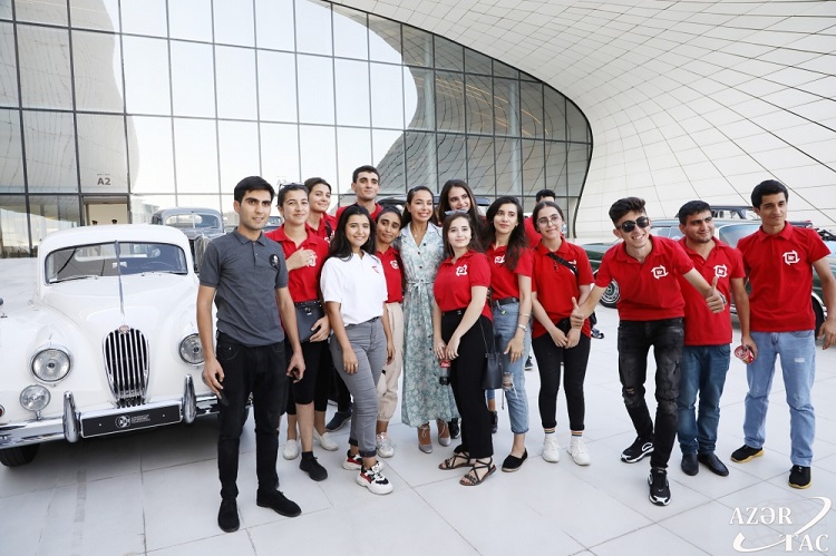 Leyla Əliyeva klassik avtomobillərin yürüşündə - <span style="color:red;">FOTO
