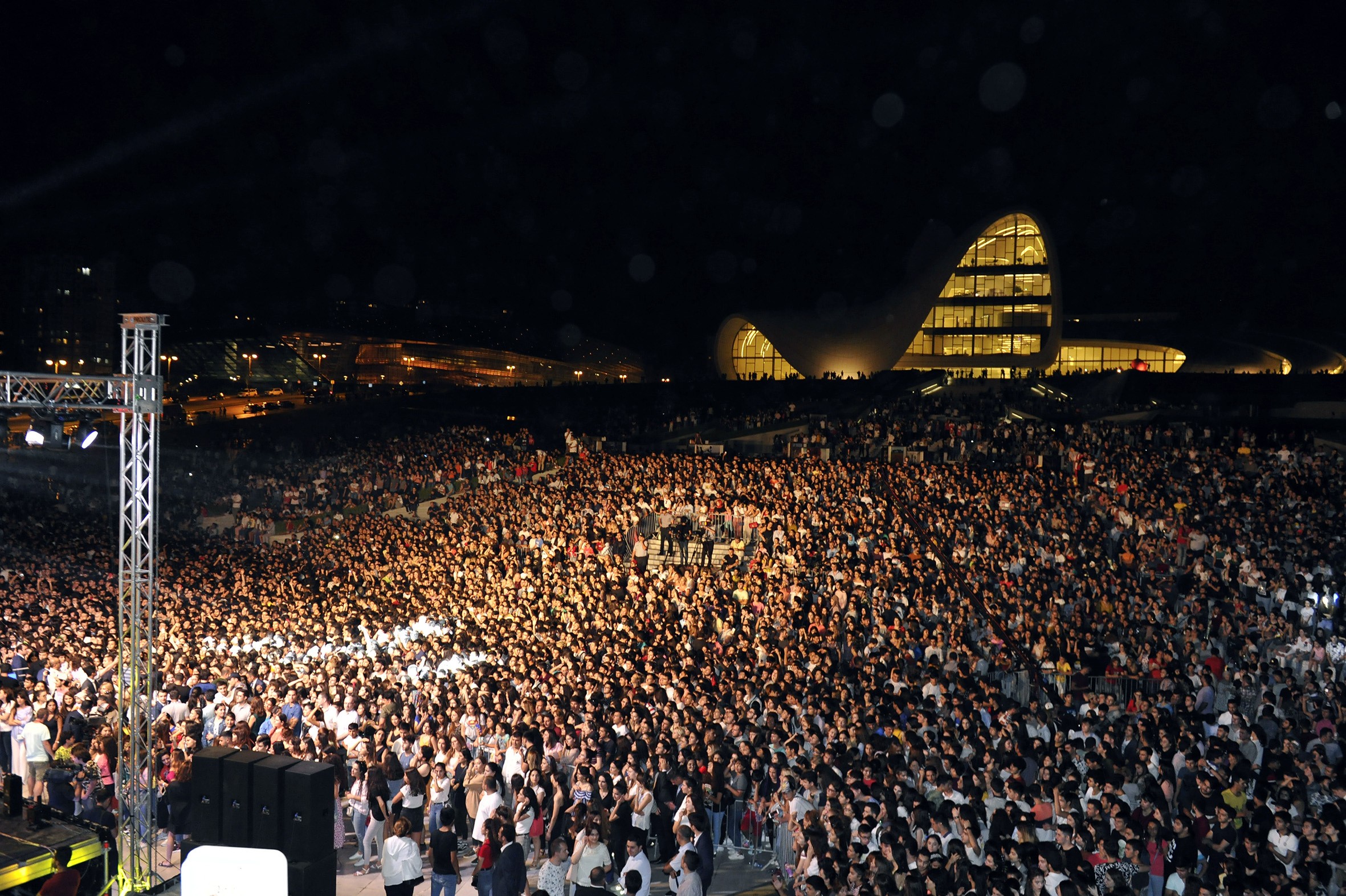 Heydər Əliyev Mərkəzinin parkında estrada ulduzlarının konserti olub - FOTOLENT