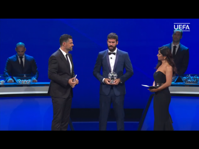 UEFA mövsümün qapıçısını mükafatlandırıb