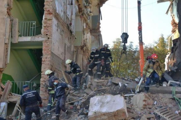 Ukraynada dəhşət: 8 nəfər uçan binanın altında qaldı