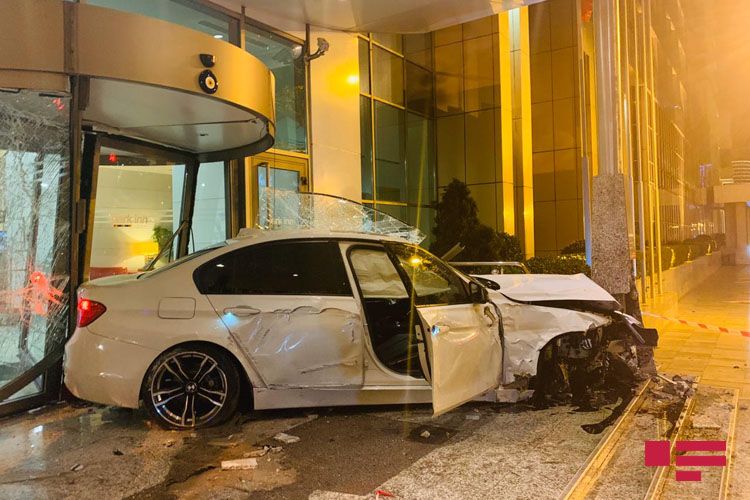 Bakıda “BMW” yüksək sürətlə otelin giriş qapısına çırpılıb - FOTO - VİDEO