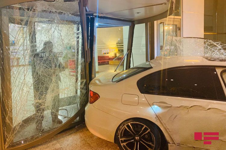 Bakıda “BMW” yüksək sürətlə otelin giriş qapısına çırpılıb - FOTO - VİDEO