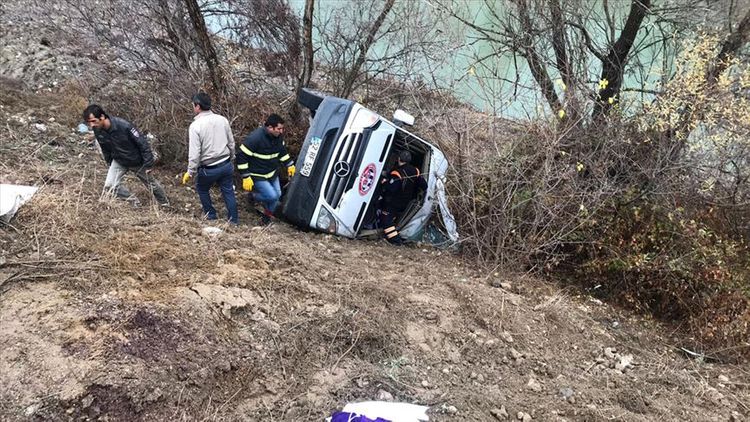 Türkiyədə idmançıları daşıyan mikroavtobus aşdı: 2 ölü,, 15 yaralı