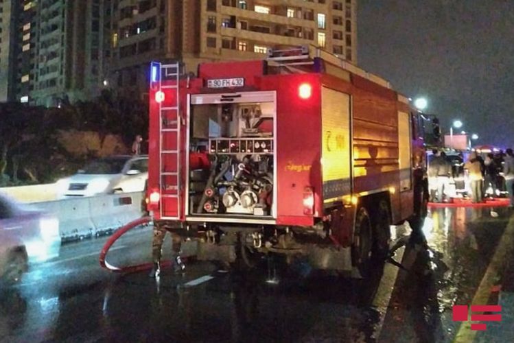 Bakıda "Mercedes"yandı