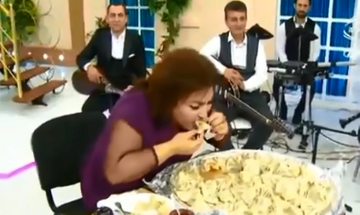 İki məşhur xəngəl yemək üçün yarışdı - Telli uddu - VİDEO