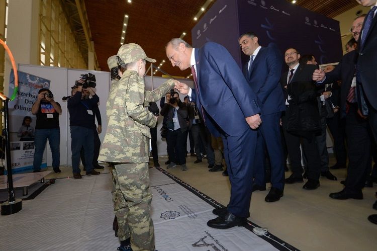 Türk nazirdən azərbaycanlı şəhid övladına KÖVRƏLDƏN JEST - FOTO - VİDEO