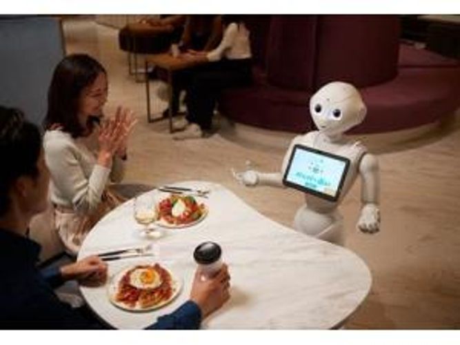 Bu kafedə ofisiantlığı robotlar edir