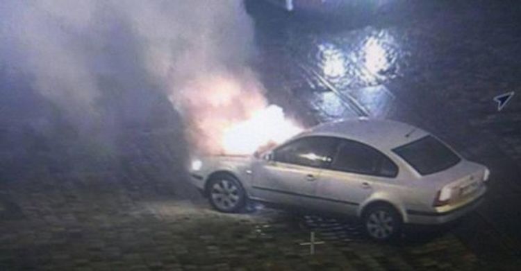 Bakıda "Volkswagen" markalı minik avtomobili yandı