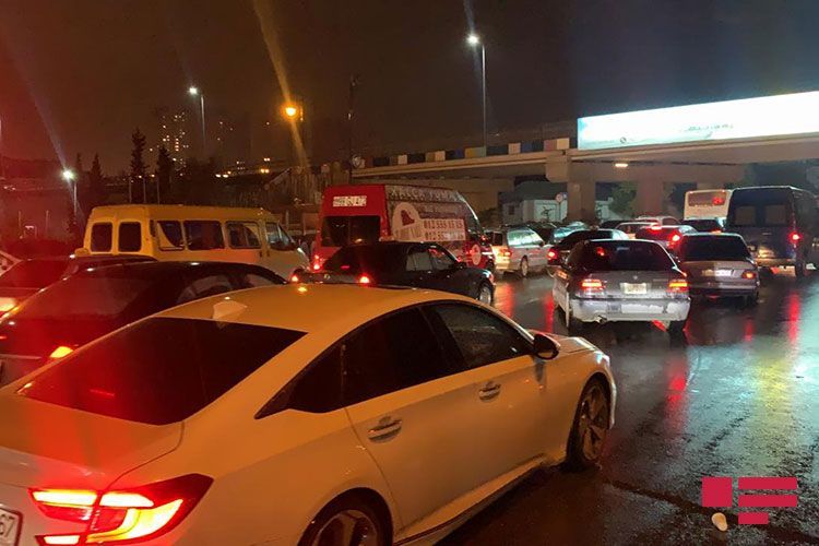 Avtovağzalın yaxınlığında avtomobil yanır: tıxac yaranıb - FOTO
