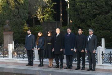 Azərbaycan Prezidenti və ailəsi Heydər Əliyevin məzarını ziyarət edib  - YENİLƏNİB - FOTOLENT