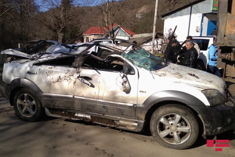 Maşını çaya aşırdı, sərnişini öldü - FOTO - YENİLƏNİB