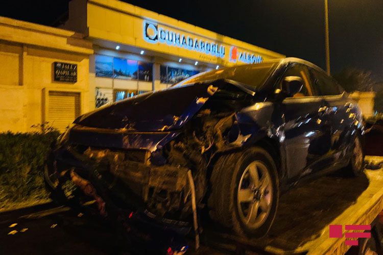 Bakıda idarəetmədən çıxan avtomobil iki minik maşınını əzib, xəsarət alan var - FOTO