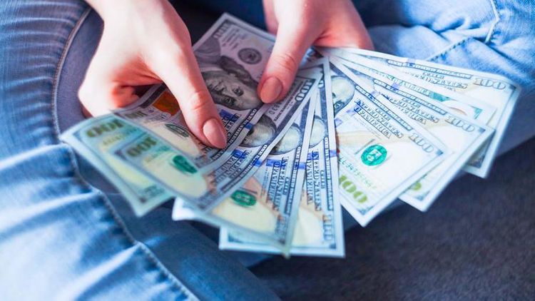 Qadın bankın səhvinə görə milyonçu oldu