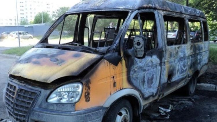 Mikroavtobus və "Kia" alışıb yandı
