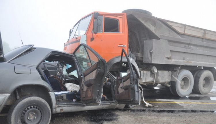 "Kamaz" "Mercedes"lə toqquşdu, sərnişin öldü