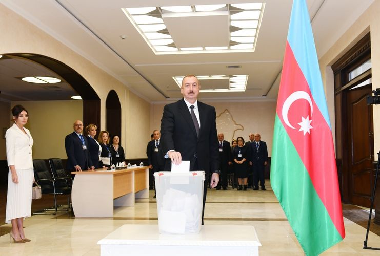 İlham Əliyev və ailəsi 6 saylı seçki məntəqəsində səs verib - YENİLƏNİB - FOTOLENT - VİDEO